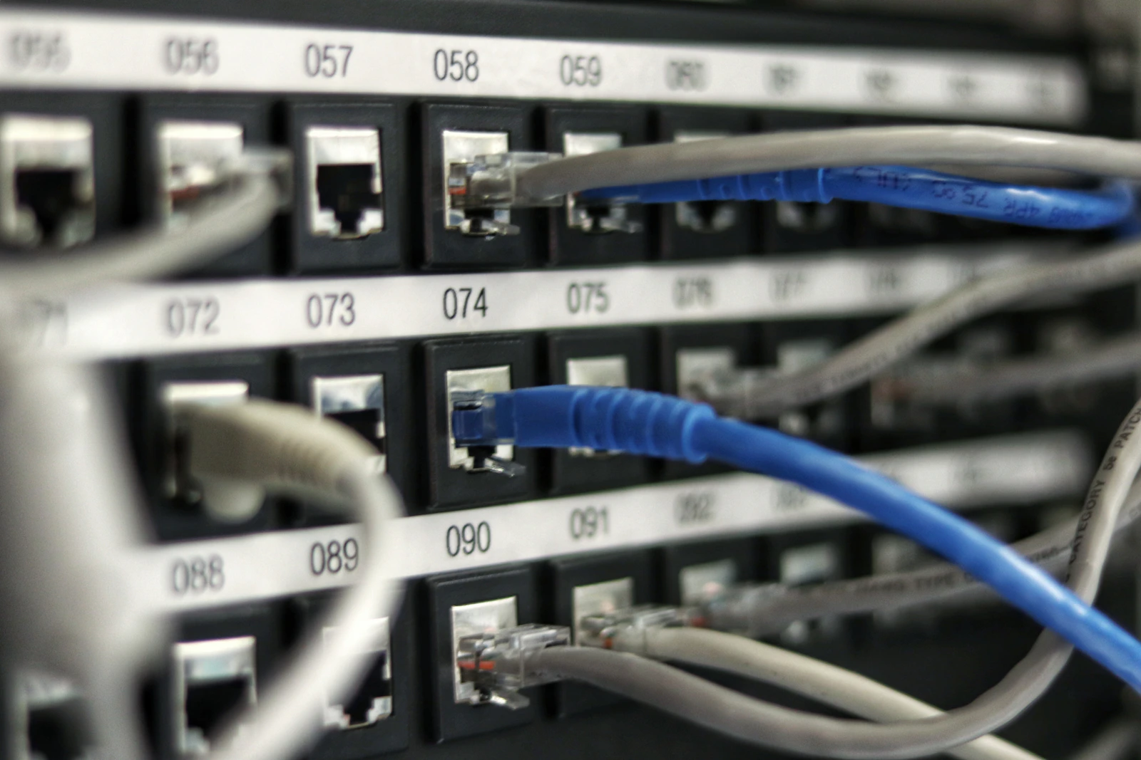 Fileira iluminada de racks em ambiente de infraestrutura de tecnologia