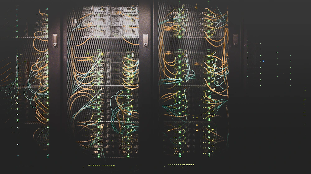 Corredor de servidores em um data center com luzes indicadoras